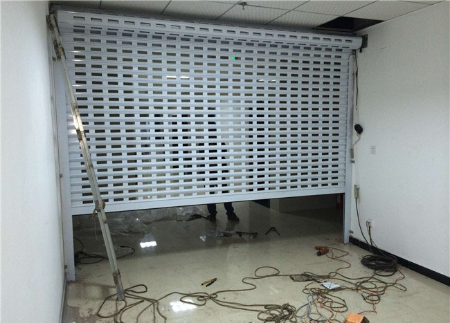 濟(jì)南卷簾門廠家為大家介紹濟(jì)南電動(dòng)卷簾門的安裝及使用！建議收藏！